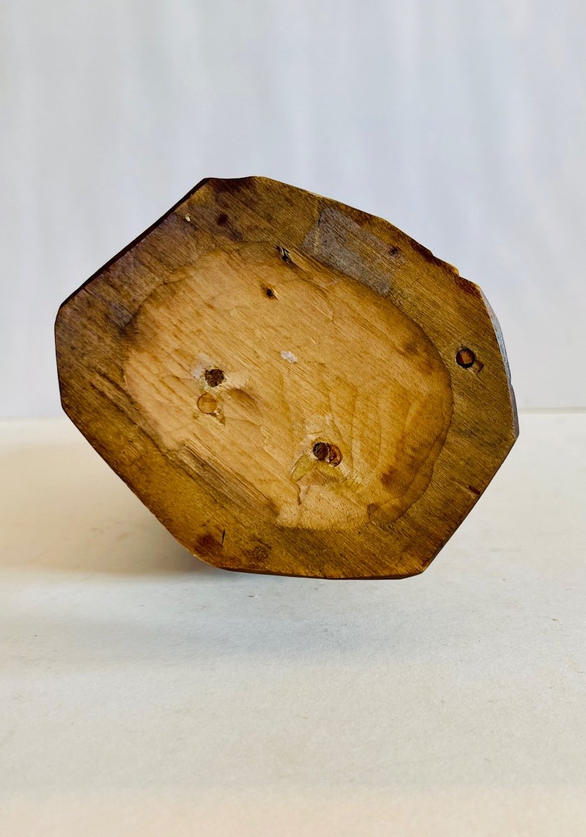 Sculpture En Bois D’un Personnage Féminin -photo-1